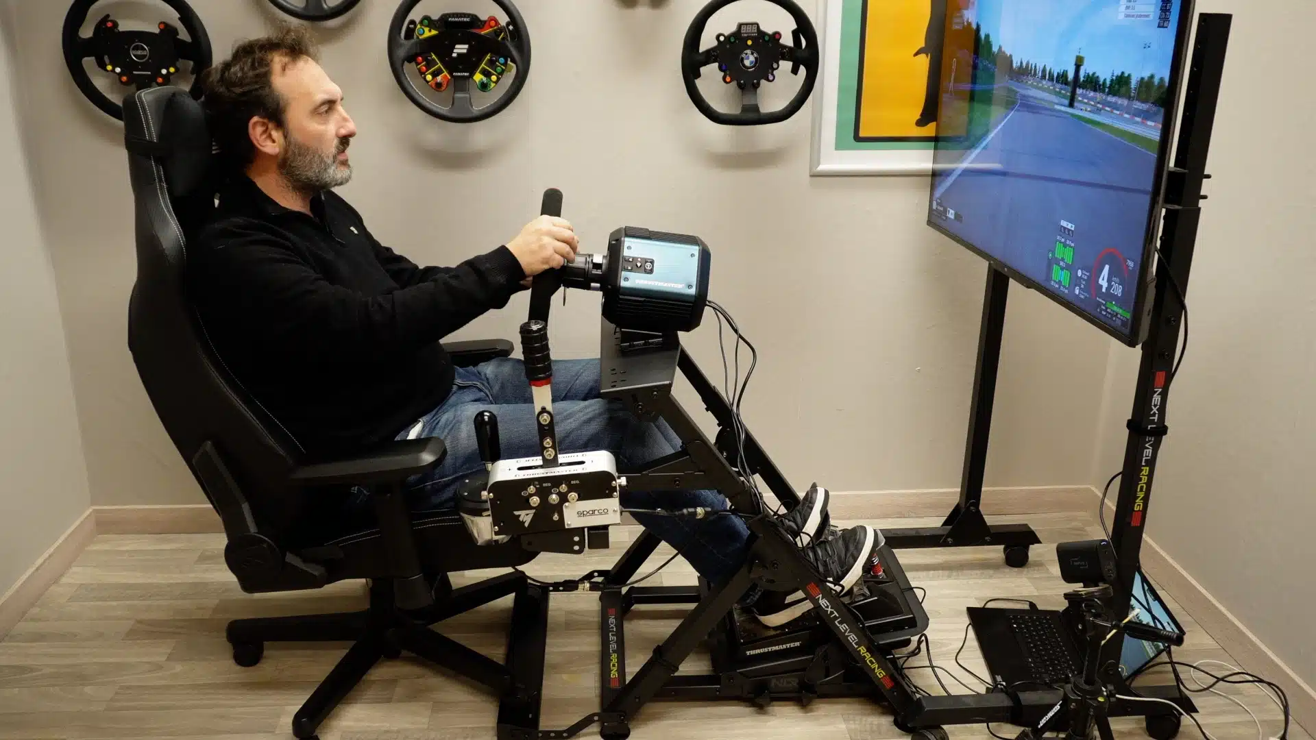 Olive en train de piloter avec le Wheel Stand 2.0