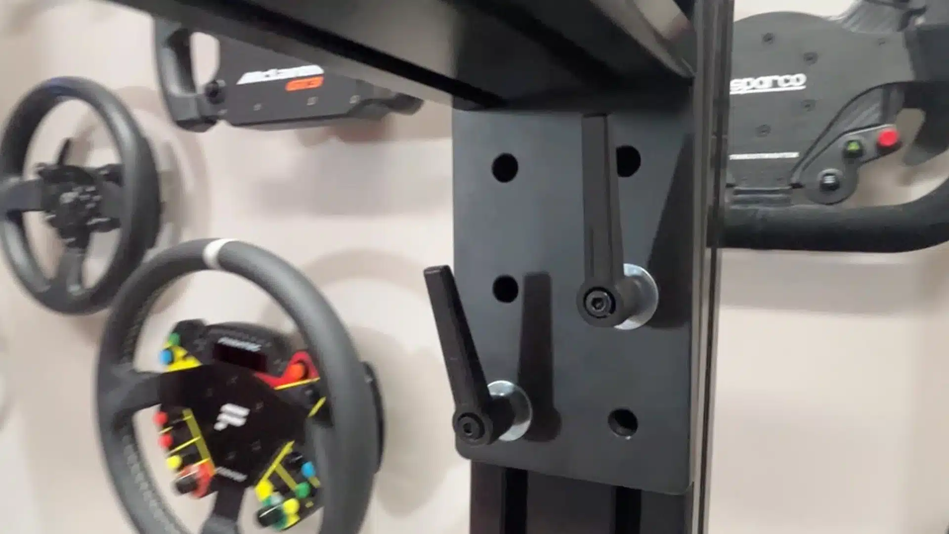 réglage du support volant du GT Omega Prime Lite lors de son test