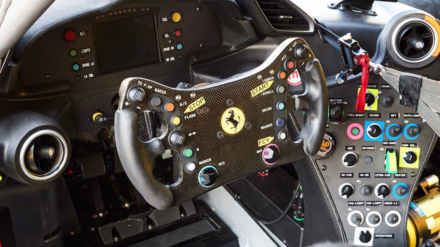 Le volant Thrustmaster 488 GT3 Ferrari dévoilé - Superchicane