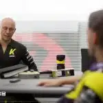 Capture d'écran de F1 23 avec deux personnages filmés en cinématique