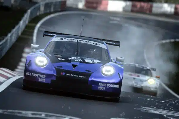 La Porsche 911 RSR aux couleurs Gran Turismo Sophy lancée sur le Nürburgring dans Gran Turismo 7