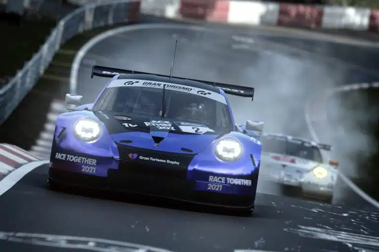 La Porsche 911 RSR aux couleurs Gran Turismo Sophy lancée sur le Nürburgring dans Gran Turismo 7