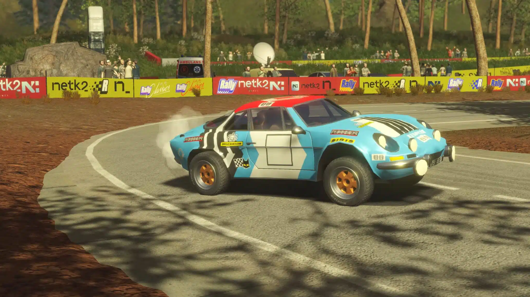 Une voiture de rallye turquoise en glisse devant les panneaux publicitaires dans Rally Arcade Classics