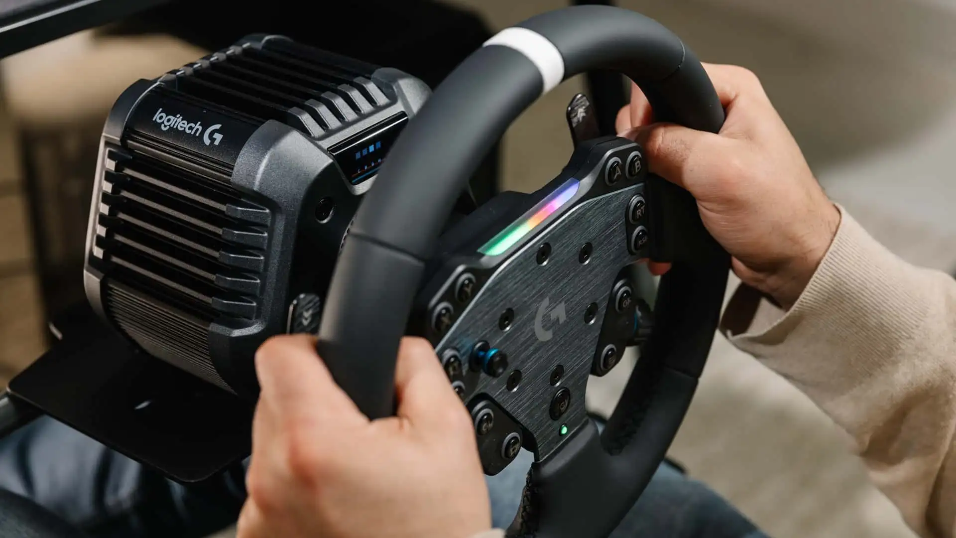 La base direct drive Logitech G RS50 et son volant