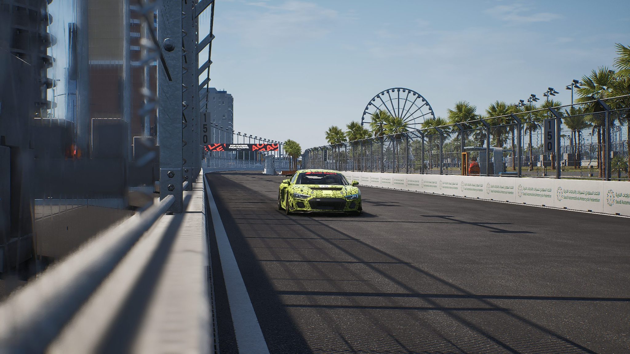 Une voiture longe les grillages et les murs d'un circuit dans Rennsport
