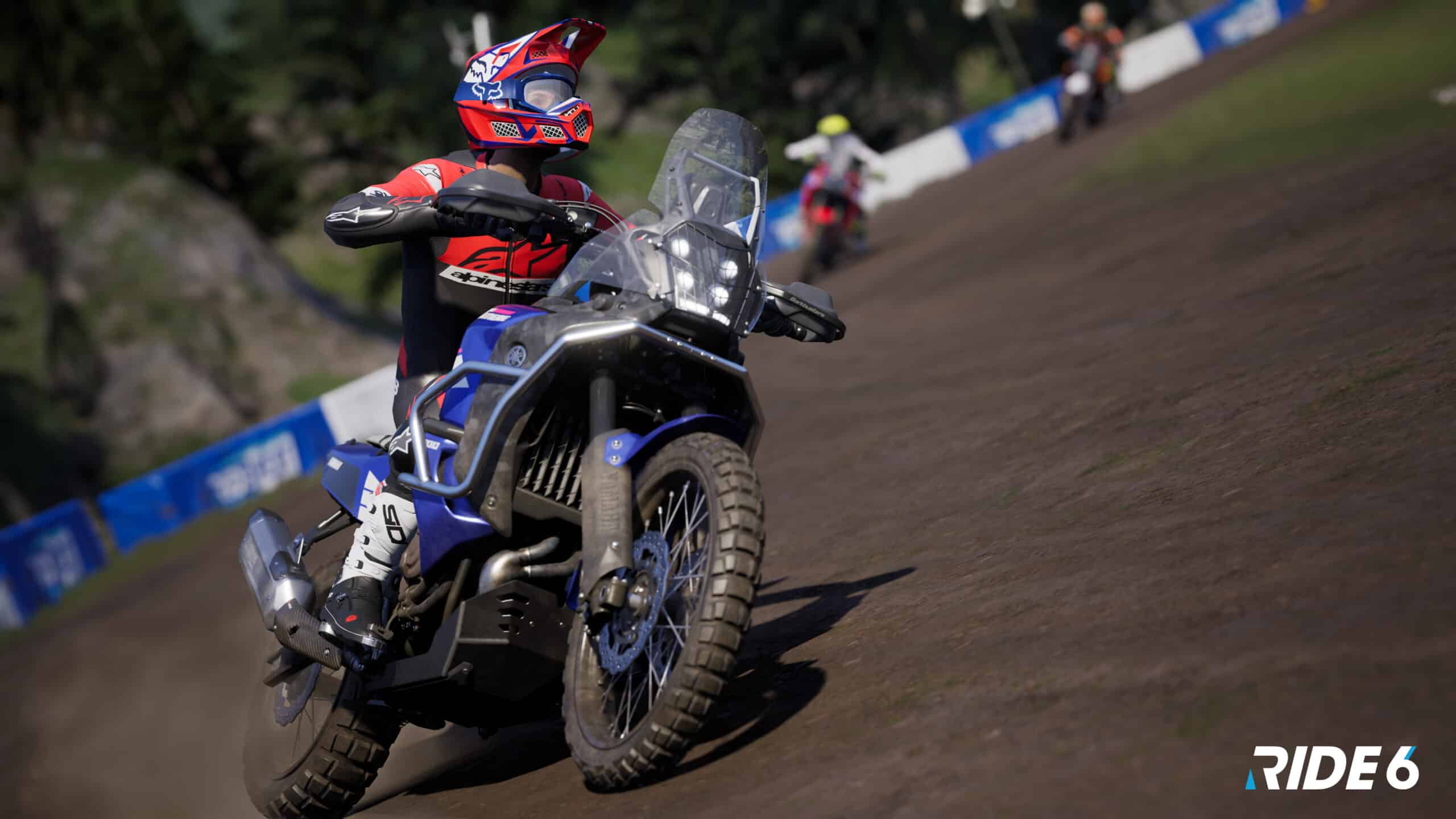 Nous voyons ici une Yamaha Ténéré 700 sur terre, dans le mode Ride Fest de Ride 6