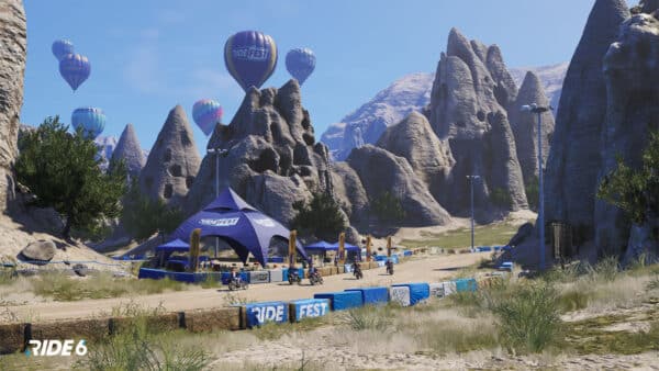 Une image illustrative du mode Ride Fest de Ride 6, avec un chemin de terre, et des montgolfières