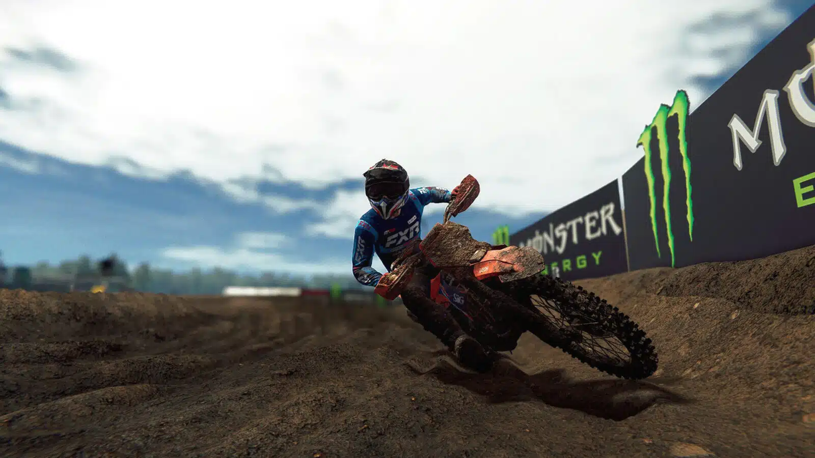 Un pilote penché dans un virage relevé devant les panneaux Monster Energy, dans MXGP 24