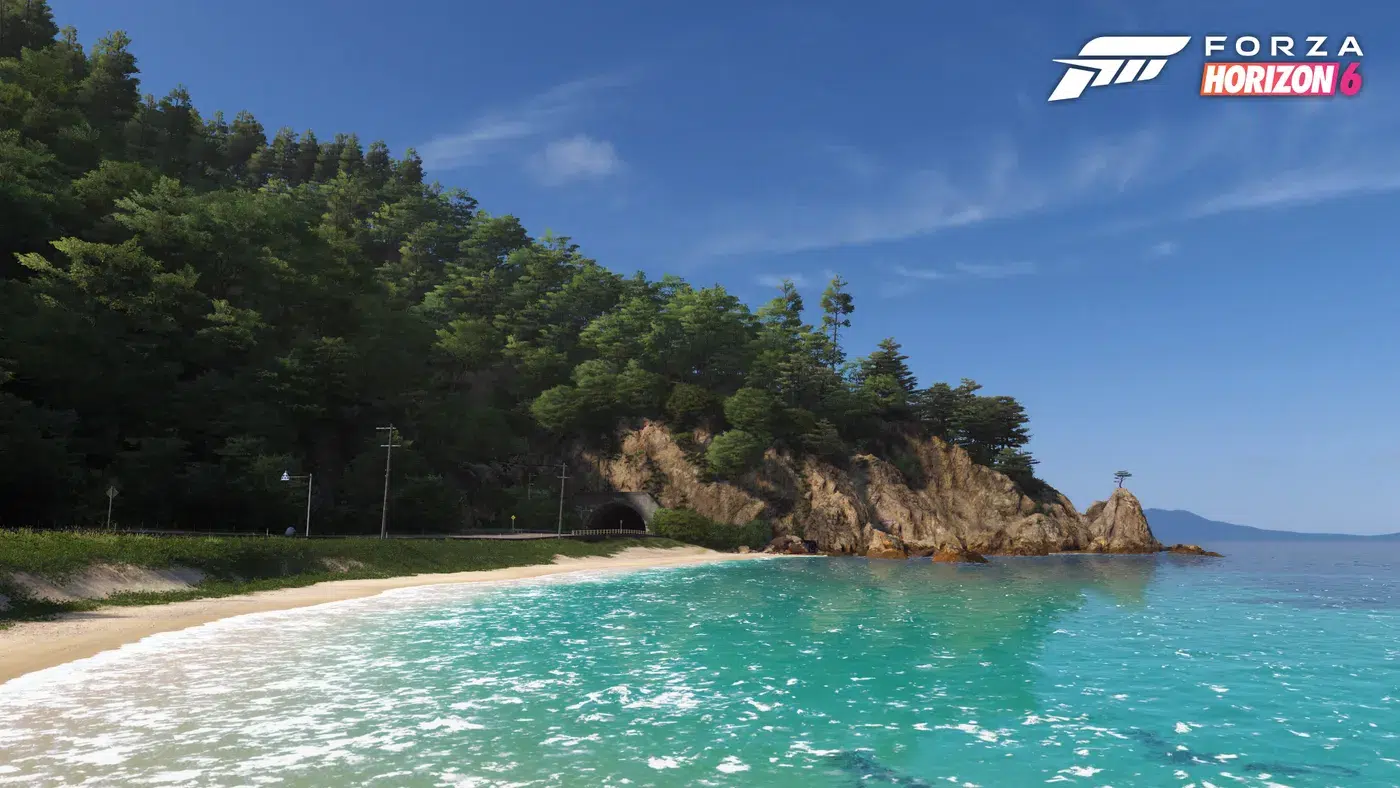 Route côtière au bord d'une mer turquoise dans le Japon de Forza Horizon 6