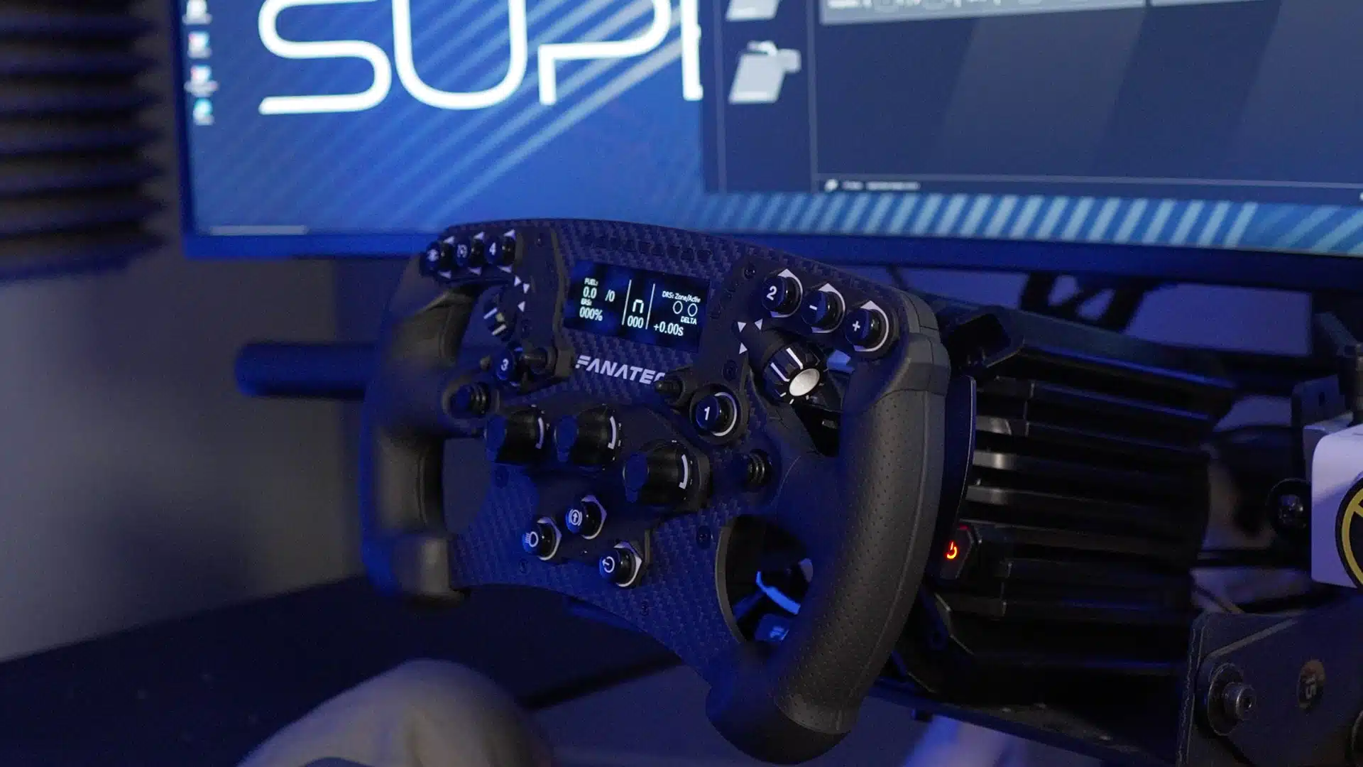 L'écran OLED noir et blanc du volant Fanatec ClubSport Formula V3, monté sur une base