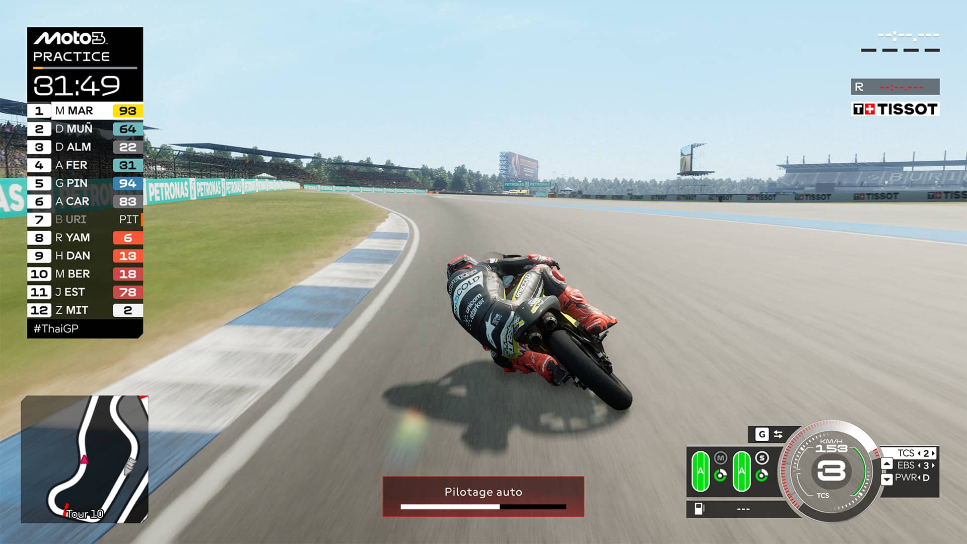 Test de MotoGP 26 : une vue à la troisième personne en jeu, avec le HUD complet