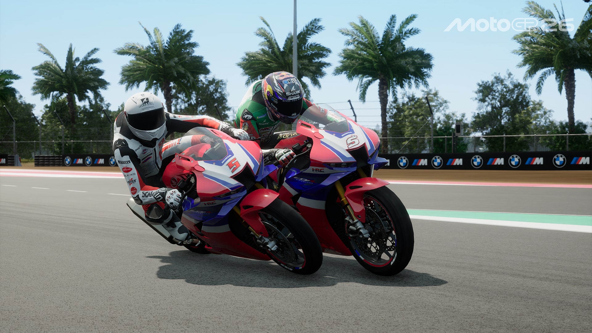 Test de MotoGP 26 : nous voyons ici deux motos Honda en piste, côte à côte. La moto de gauche s'appuie sur celle de droite pour tourner