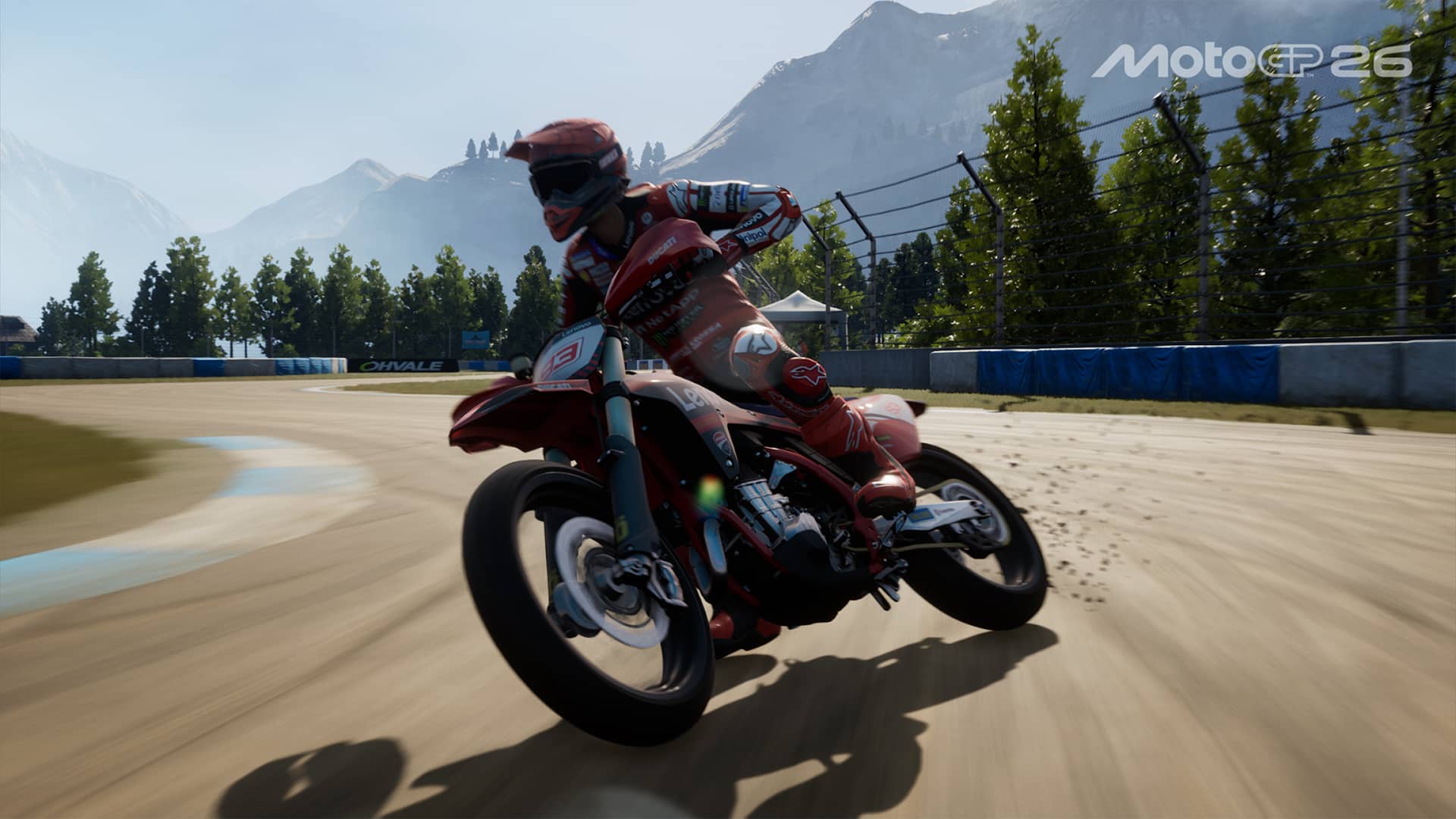 Test de MotoGP 26 : nous voyons ici une moto de Flat Track en virage. Marc Marquez est en plein virage