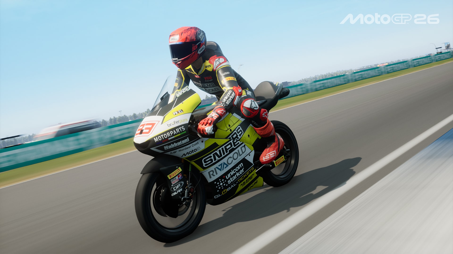 Test de MotoGP 26 : nous voyons ici une Moto3 de côté, noire et jaune. Le pilote Marc Marquez est à son guidon