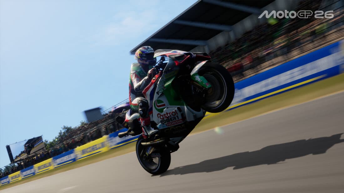 Test de MotoGP 26 : une Honda MotoGP en plein wheeling, sur la ligne droite du circuit Bugatti au Mans