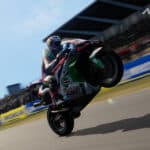 Test de MotoGP 26 : une Honda MotoGP en plein wheeling, sur la ligne droite du circuit Bugatti au Mans
