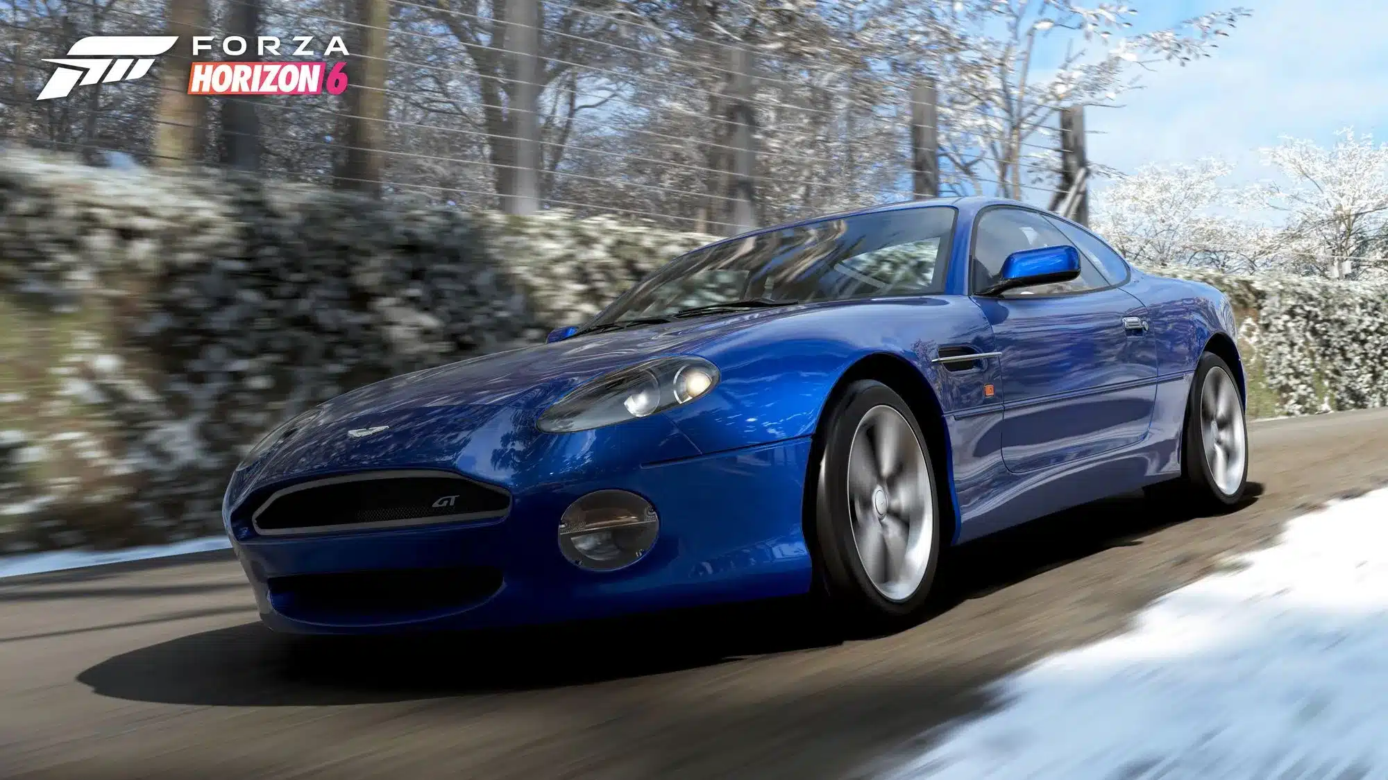 Aston Martin DB7 GT bleue sur une route enneigée dans Forza Horizon 6
