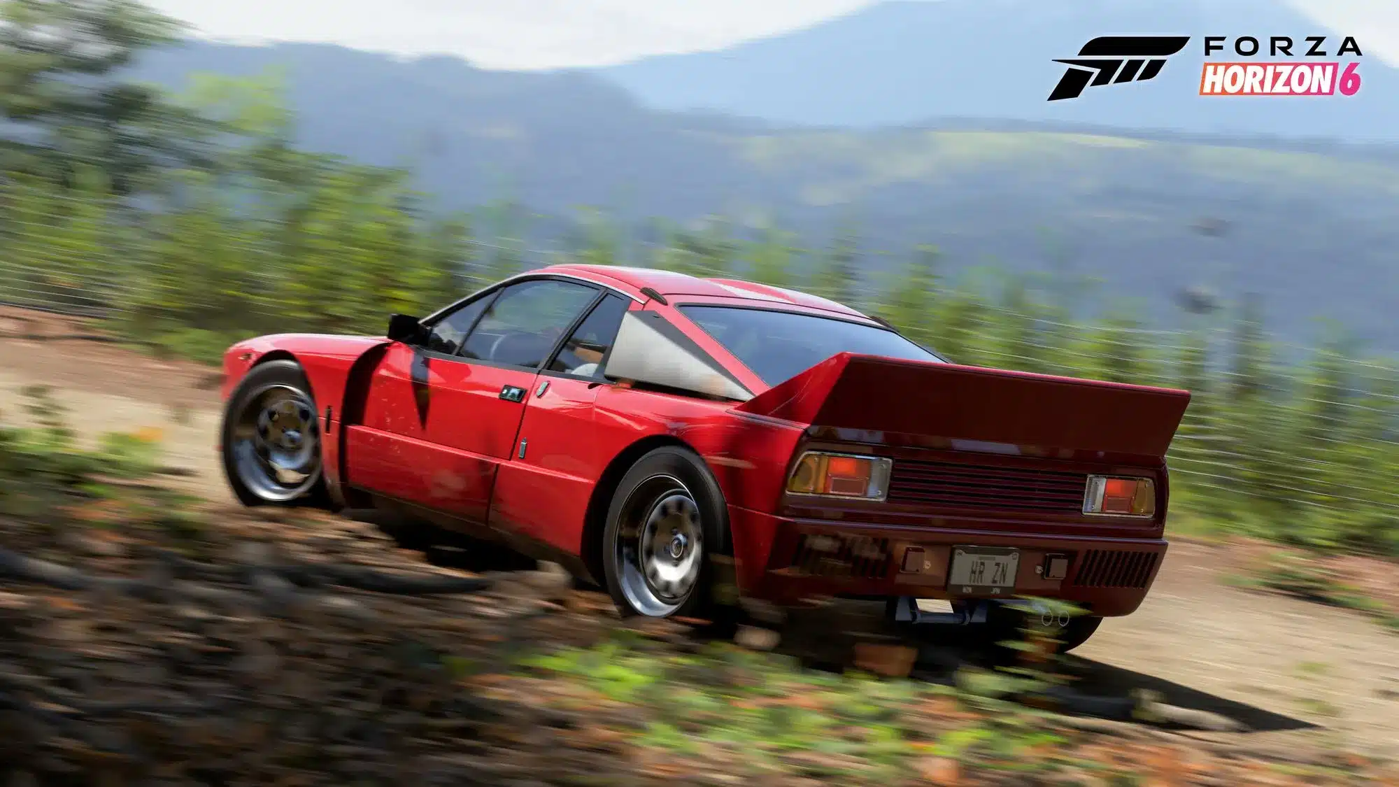 Lancia 037 Stradale rouge lancée sur un chemin de terre dans Forza Horizon 6