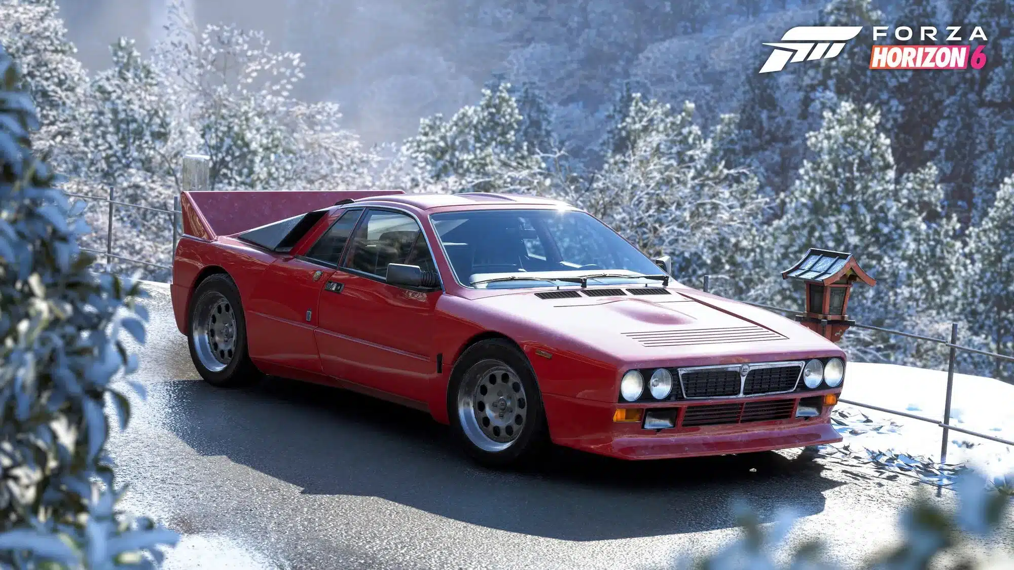 Lancia 037 Stradale rouge sur une route enneigée dans Forza Horizon 6, le jeu de Playground Games
