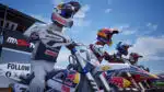 Trois pilotes alignés sur la grille de départ, dans MXGP 26