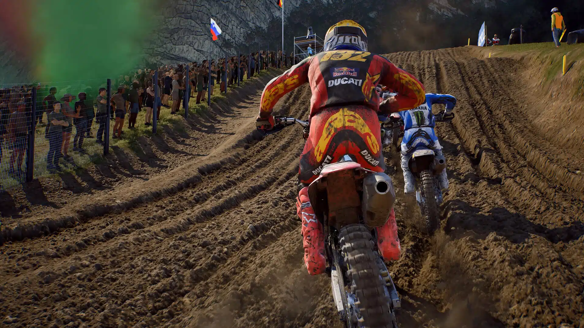 Vue arrière d’un pilote Ducati à la poursuite d’une Yamaha dans une montée d’ornières, dans MXGP 26