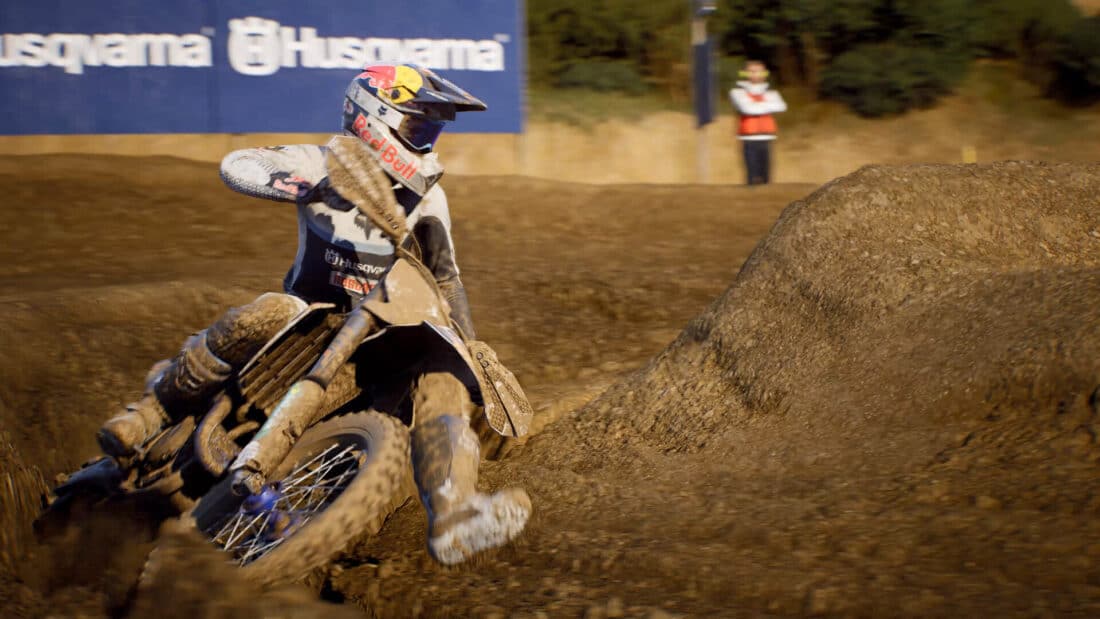 Un pilote Husqvarna Red Bull penché dans une ornière, dans MXGP 26