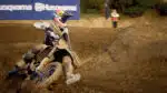 Un pilote Husqvarna Red Bull penché dans une ornière, dans MXGP 26