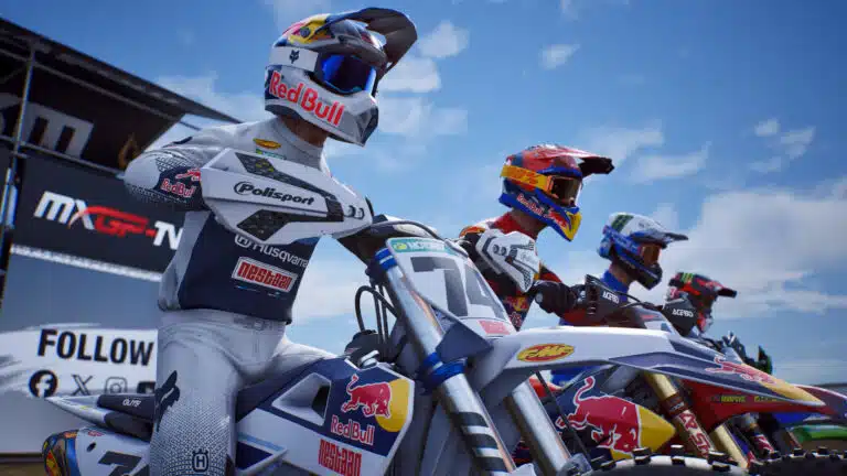 Trois pilotes alignés sur la grille de départ, dans MXGP 26