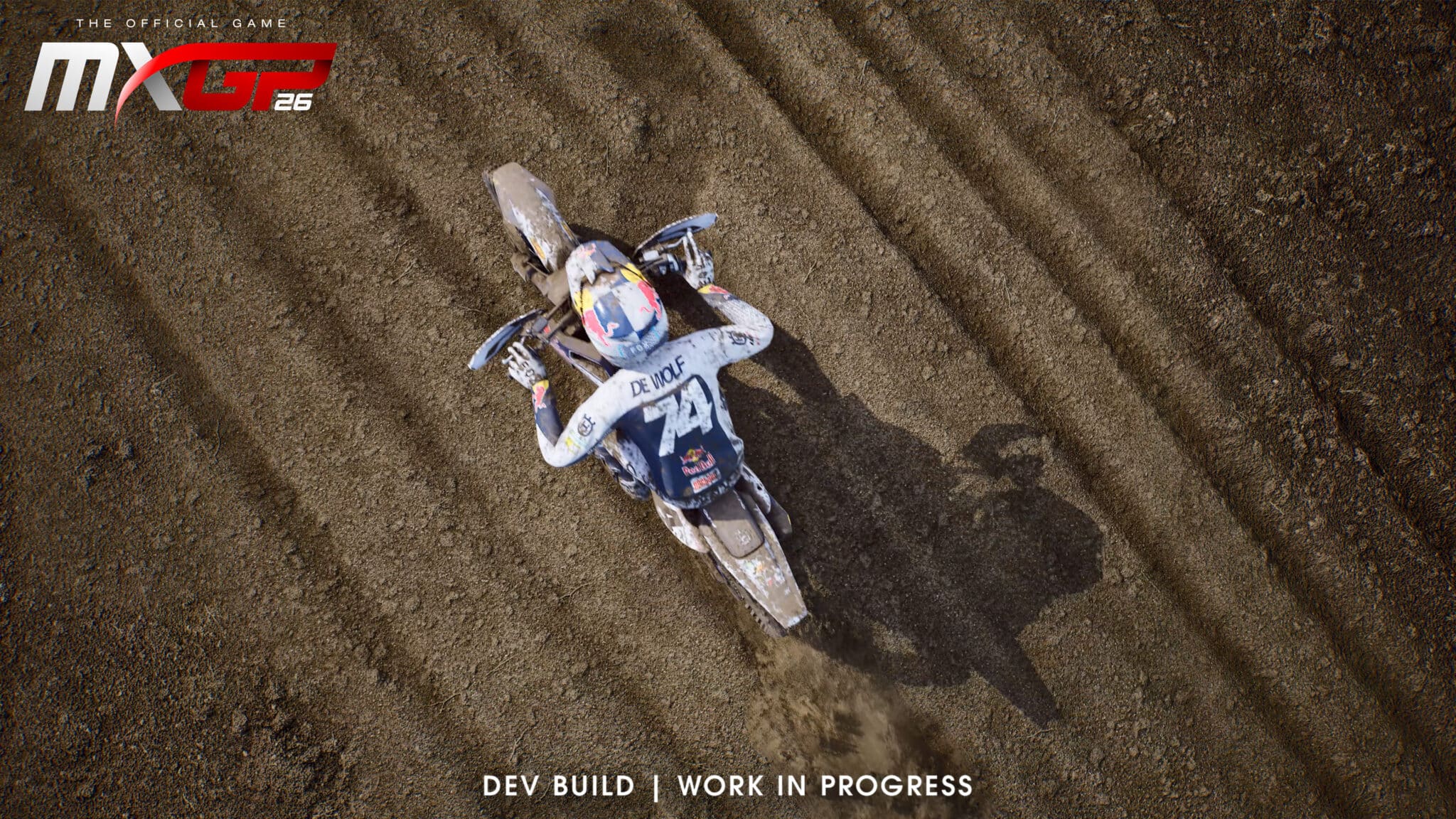 Vue de dessus d’un pilote Red Bull Husqvarna sur un terrain labouré, dans MXGP 26
