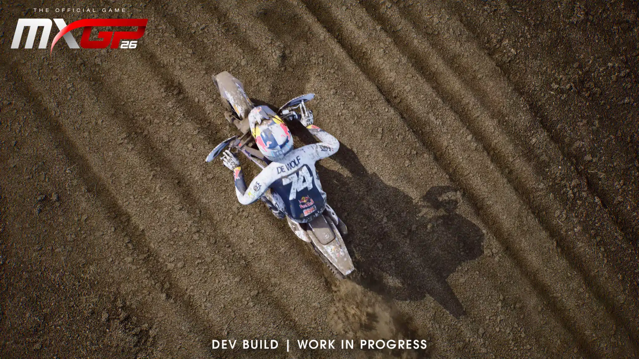 Vue de dessus d’un pilote Red Bull Husqvarna sur un terrain labouré, dans MXGP 26