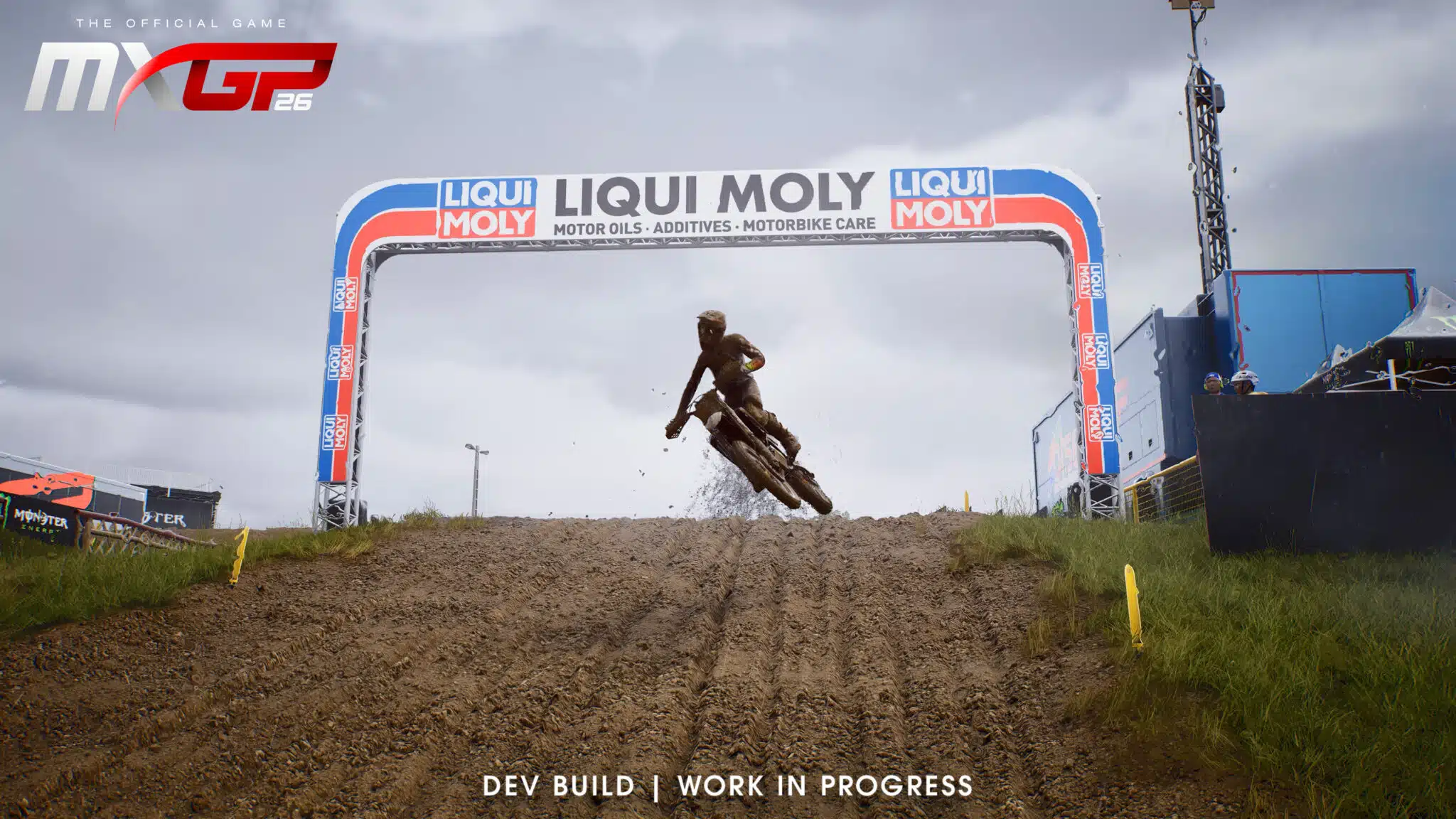Un pilote franchit l’arche Liqui Moly en sautant, dans MXGP 26