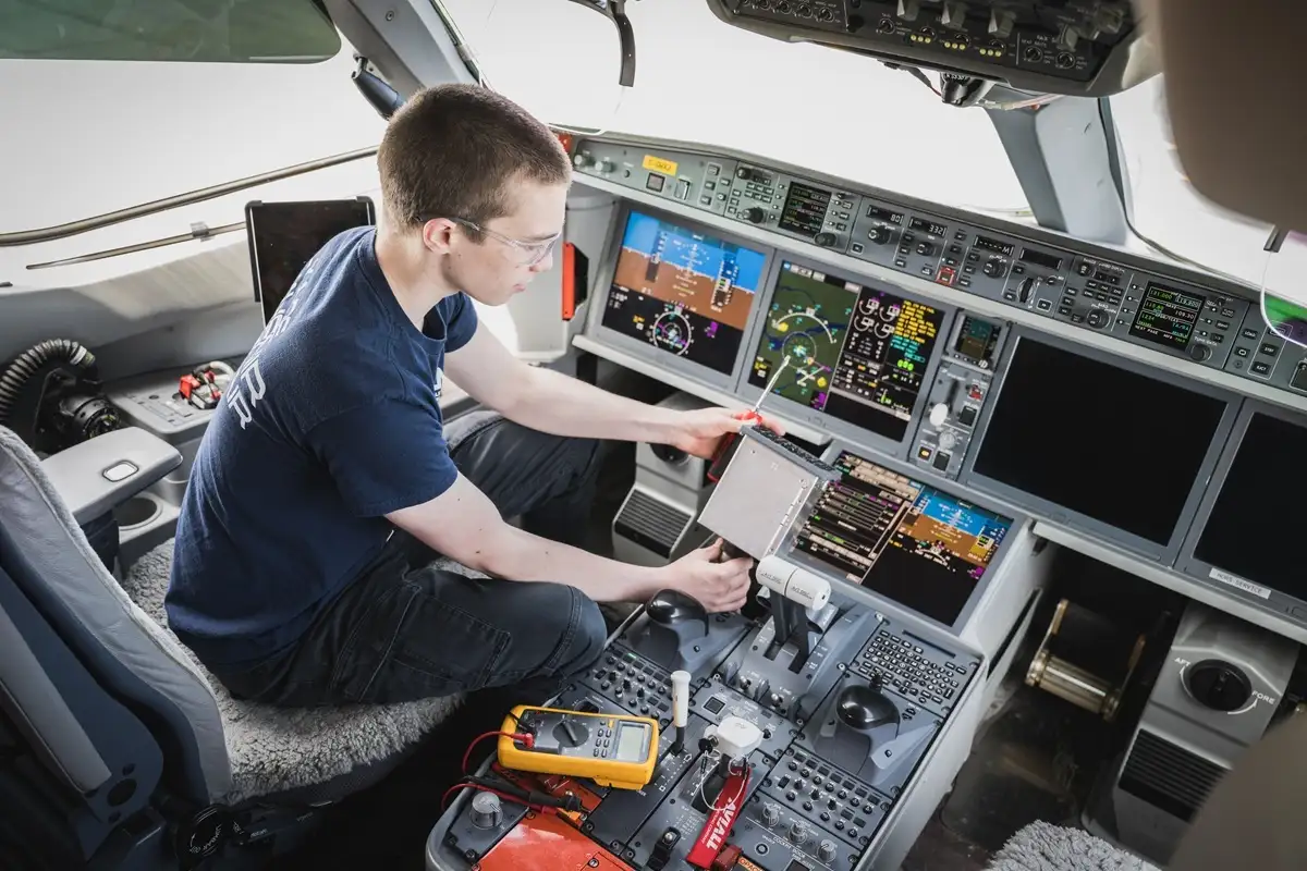 Le MOZA MGX1000 intégré à un cockpit sur mesure