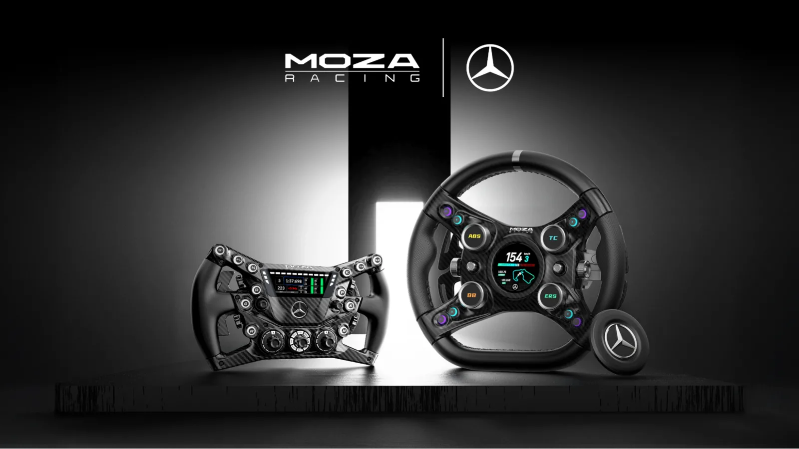Les volants Moza Mercedes-Benz GT Wheel et D Wheel côte à côte