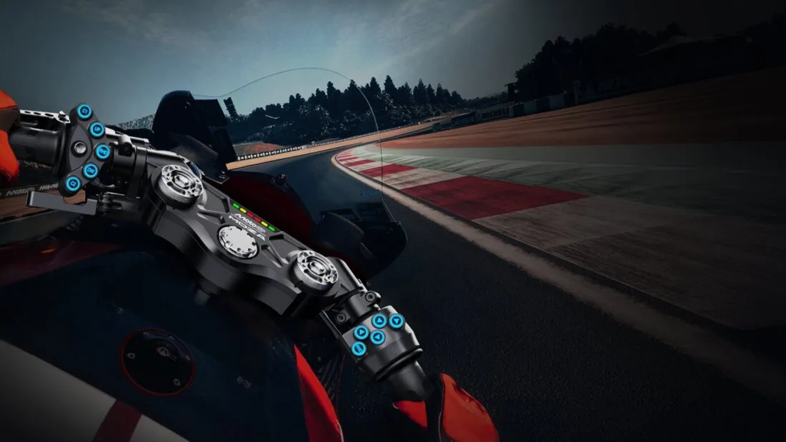 Le guidon Moza x MotoGP monté sur une moto, en piste