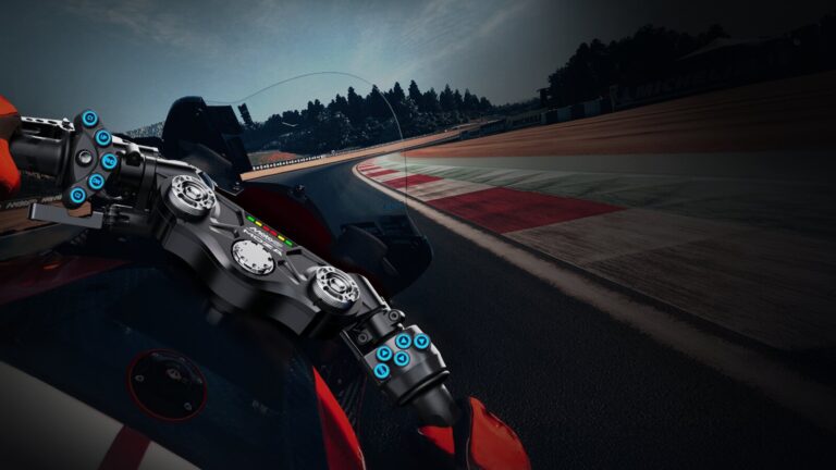 Le guidon Moza x MotoGP monté sur une moto, en piste