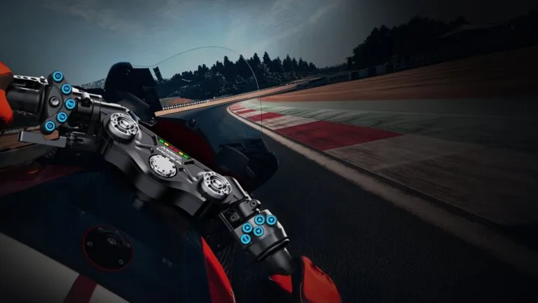 Le guidon Moza x MotoGP monté sur une moto, en piste