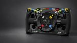 Volant Bentley Fanatec Podium GT3 de trois quarts, écran central allumé