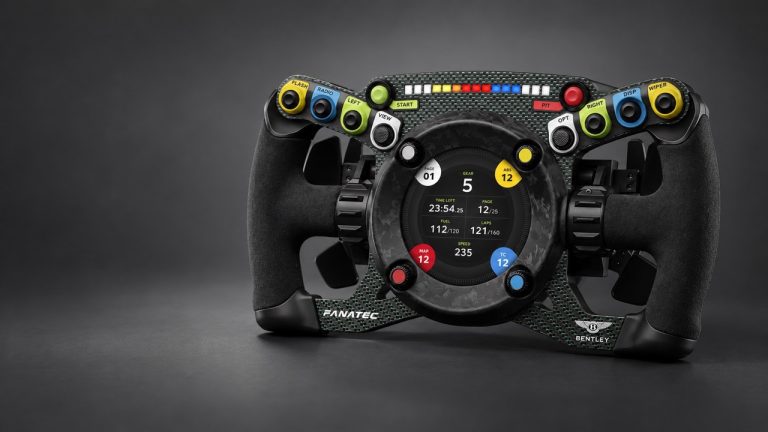 Volant Bentley Fanatec Podium GT3 de trois quarts, écran central allumé