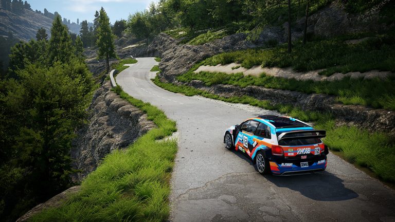 Voiture de rallye sur une route d’asphalte sinueuse de montagne dans CarX Rally