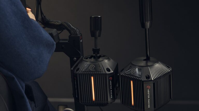 Le shifter Dual Mode et le frein à main Load Cell d'Asetek Racing montés sur un cockpit simracing