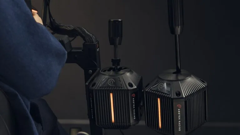 Le shifter Dual Mode et le frein à main Load Cell d'Asetek Racing montés sur un cockpit simracing