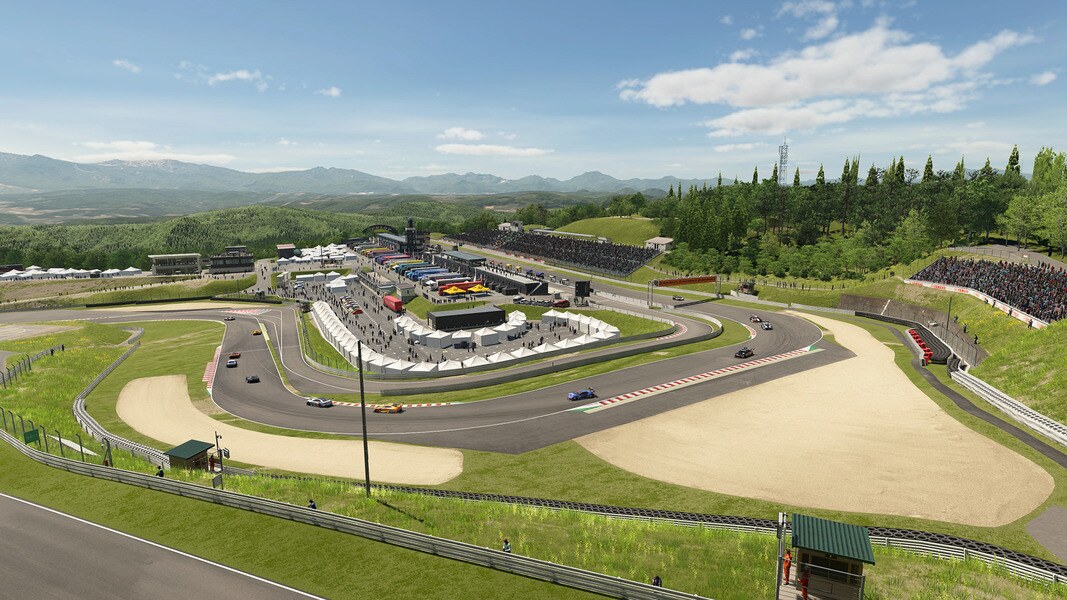 Vue aérienne du tracé vallonné de Sportsland SUGO et de ses tribunes dans Gran Turismo 7