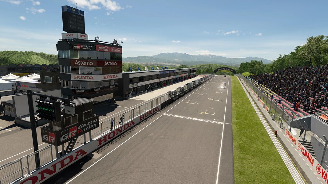 Ligne droite des stands du circuit de Sportsland SUGO dans Gran Turismo 7