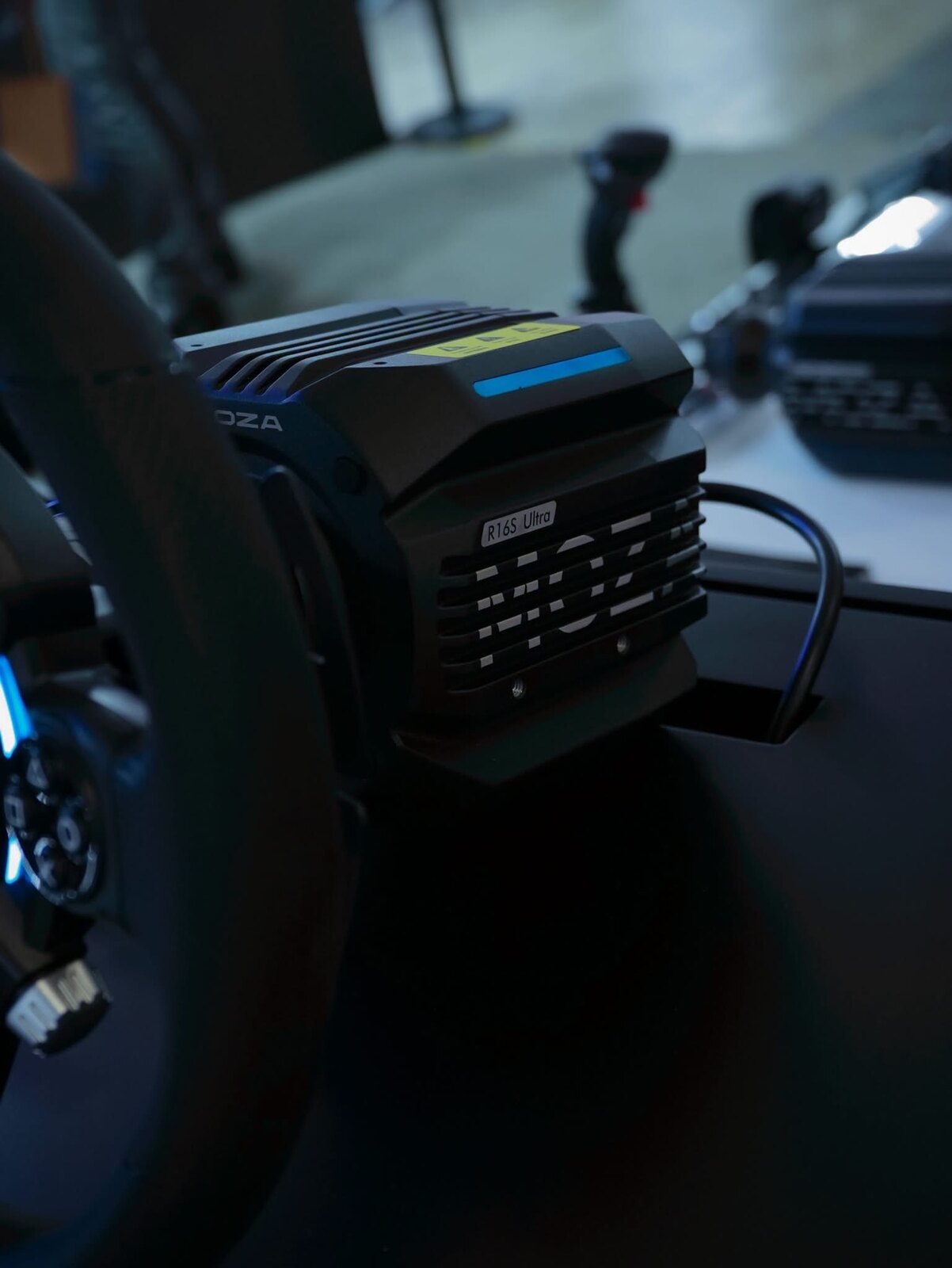 Étiquette R16S Ultra sur la base Direct Drive Moza, boîtier à ailettes avec bandeau lumineux bleu