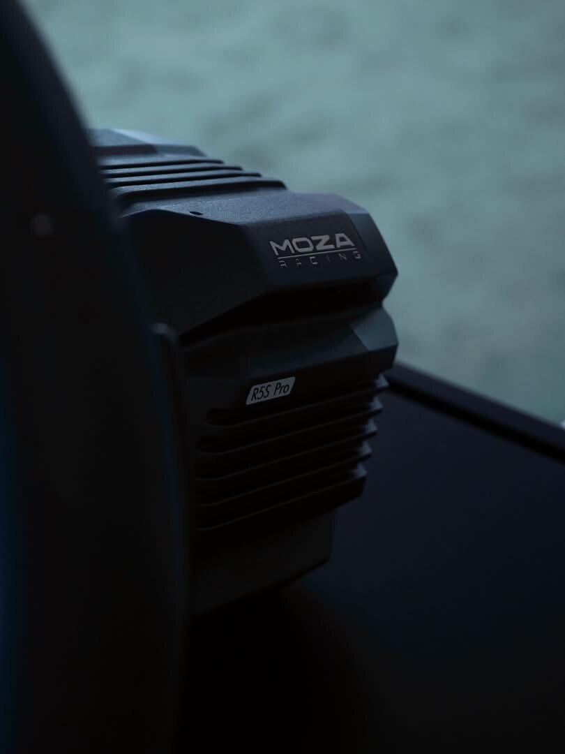 Étiquette R5S Pro sur le flanc de la base Direct Drive Moza présentée au Tokyo Game Show 2026