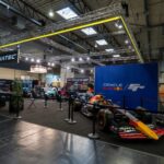 Le hall de la SimRacing Expo 2025, avec le stand Fanatec et une Formule 1 Red Bull exposée