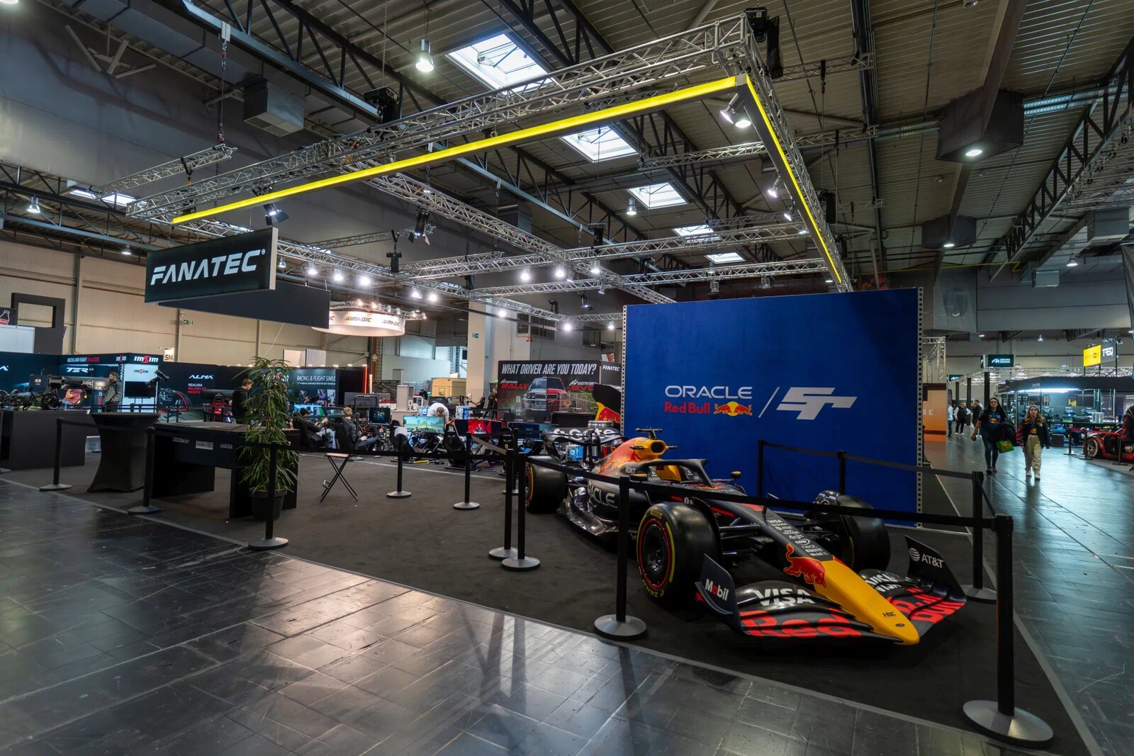 Le hall de la SimRacing Expo 2025, avec le stand Fanatec et une Formule 1 Red Bull exposée