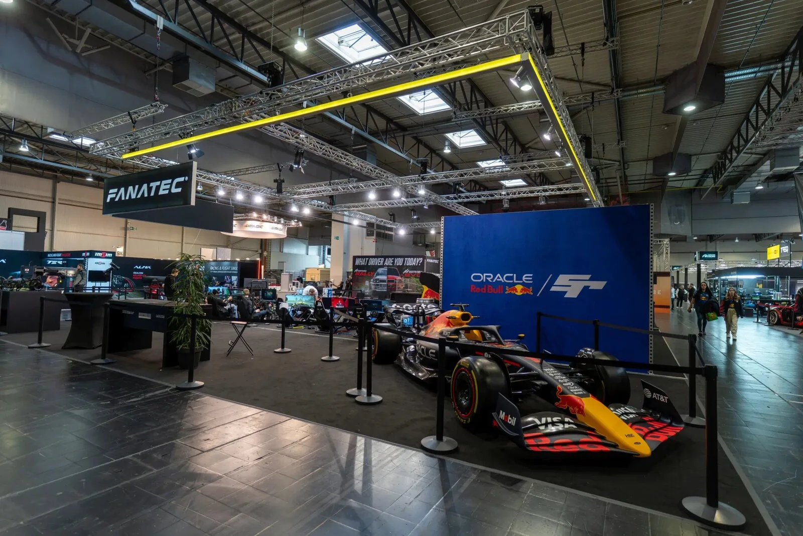 Le hall de la SimRacing Expo 2025, avec le stand Fanatec et une Formule 1 Red Bull exposée