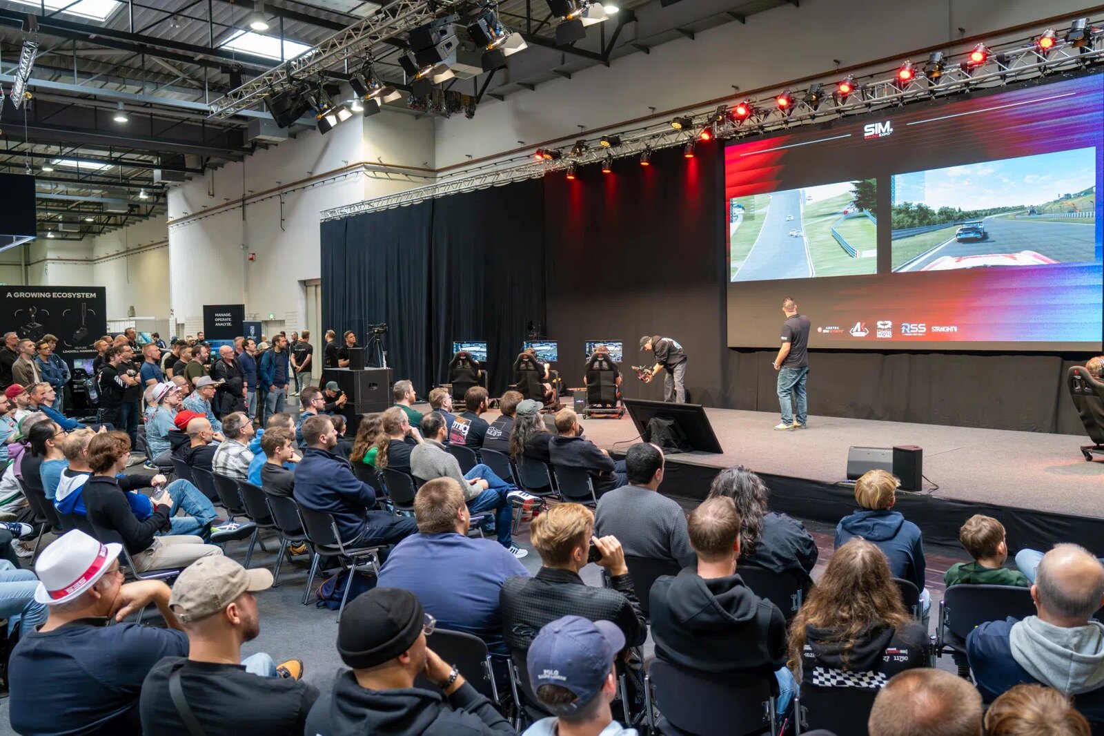 Le public assis face à la scène principale de la SimRacing Expo 2025
