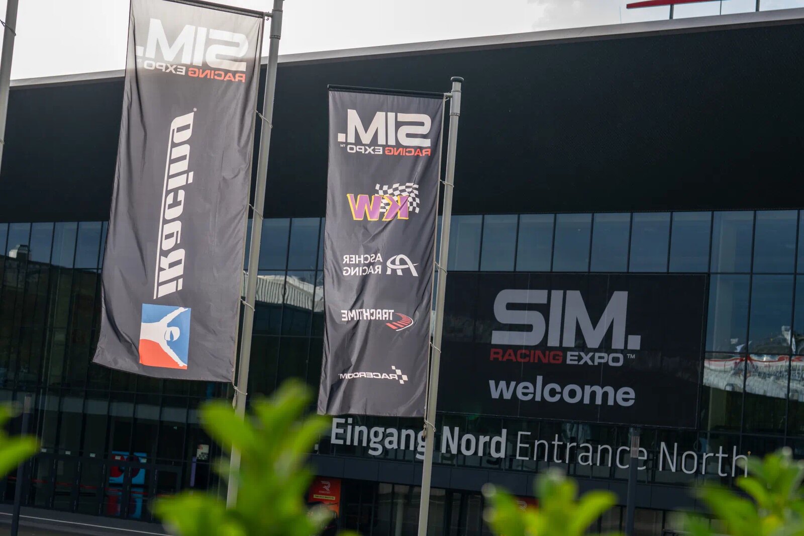 Entrée nord de la SimRacing Expo, sous les bannières du salon